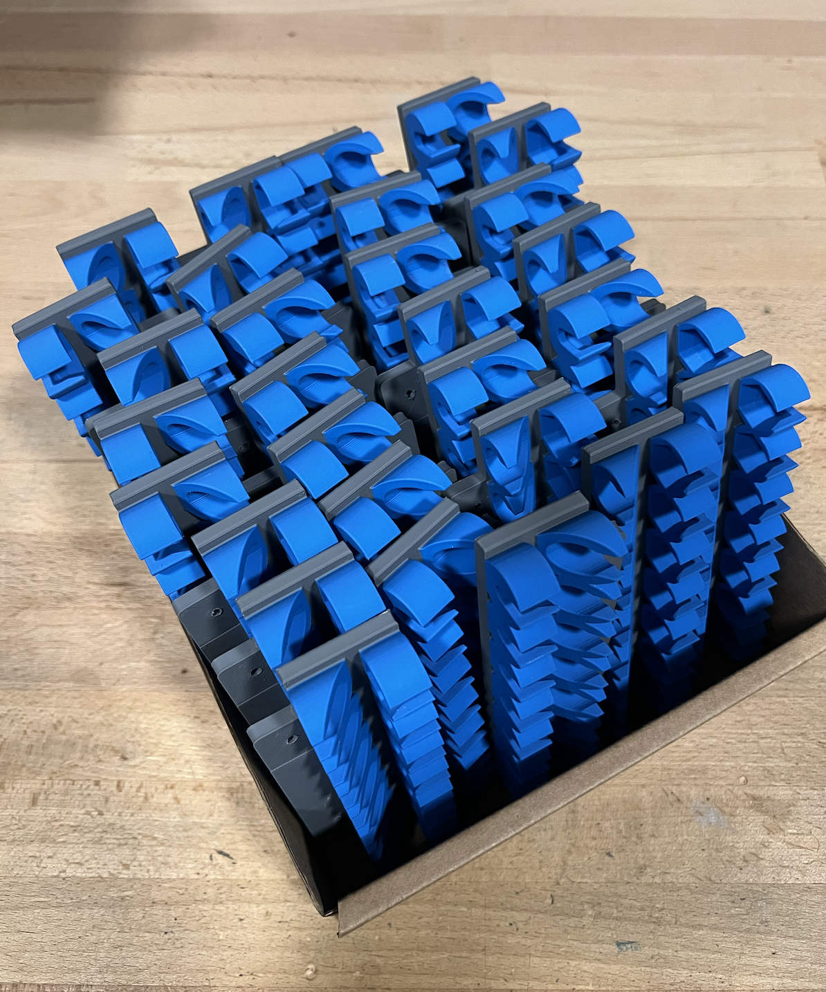 Sériová výroba barevných držáků